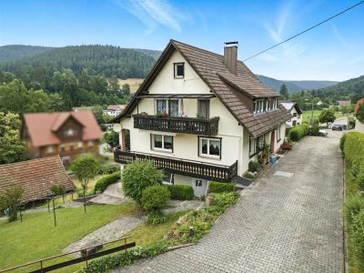 Viel Platz: Zweifamilienhaus mit großem Grundstück