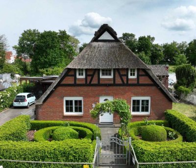 Schönes Reetdachhaus in zentraler Lage mit einem tollen Garten!