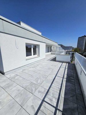 Sanierte schöne Penthousewohnung mit großer Dachterasse und Blick auf die Skylines von Frankfurt