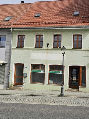 Wohn- und Geschäftshaus mit zwei Wohnungen einer Gewerbefläche und großer Garage