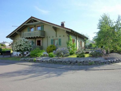 Exklusives Holzbalkenhaus in ansprechender Architektur mit ELW in guter Lage von Haßmersheim!
