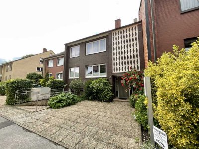 Erstbezug nach Sanierung, Gute Lage: 2-Zi.-DG-Wohnung mit großer Wohnküche
