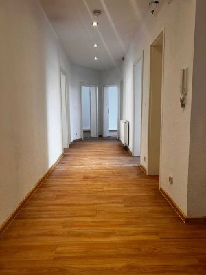Helle 4-Zimmer-Altbauwohnung im 2. OG