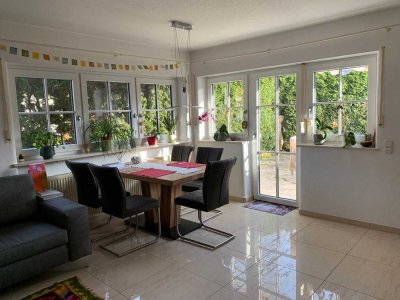 Schöne helle 60 m² Terrassenwohnung 2 Zi, Küche, Diele, Bad, WC, Garten in Waging am See zu mieten