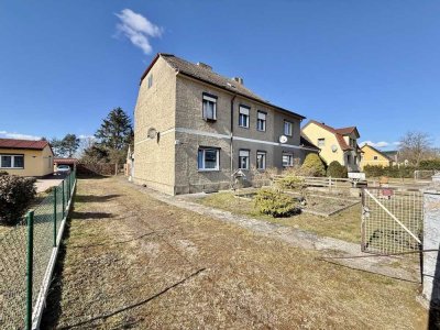Solide Doppelhaushälfte mit Potenzial – großzügiges Grundstück mit Nebengebäuden in stadtnaher Lage