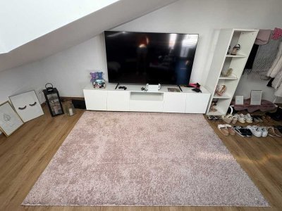 Neuwertige Wohnung mit Balkon und Einbauküche: freundliche 2,5-Zimmer-Wohnung in Hahnbach