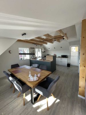Moderne 4 -Zimmer Dachgeschosswohnung in zentraler Lage