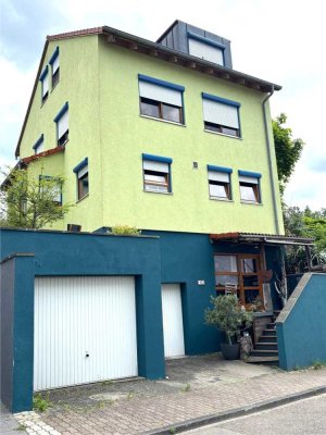Sehr ansprechendes Einfamilienhaus mit 2 Garagen, Garten mit 3 Terrassen und tolles Raumangebot