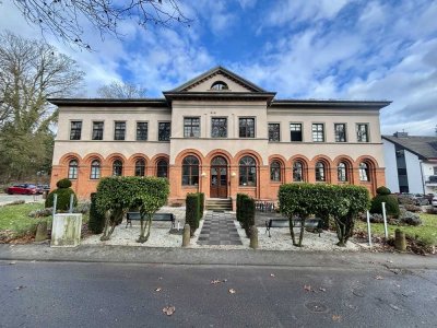 Außergewöhnliche Dachgeschosswohnung im historischen Badehaus – Wohnen mit Stil und Geschichte