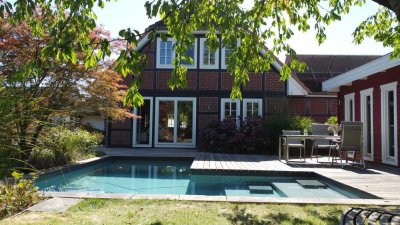 Attraktives Einfamilienhaus mit großem Grundstück, Pool und Sauna