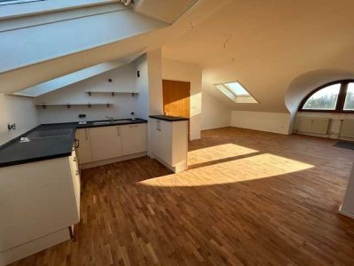 Schöne renovierte 2-Zimmer-DG-Wohnung in Eningen u.A.