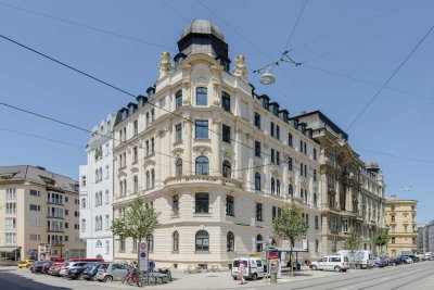 Helle 4-Zimmer-Altbau-Wohnung mit Balkon im beliebten Stadtteil Lehel nahe der Isar