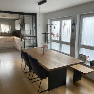 Stilvoll Wohnen in bester Lage - moderne 4,5 Zimmer Wohnung mit Südwestbalkon und Loft-Charakter