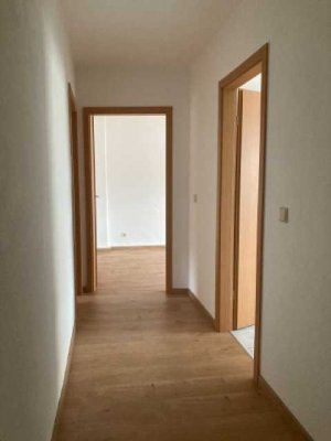 Frisch saniert, 2 Zimmer mit Balkon