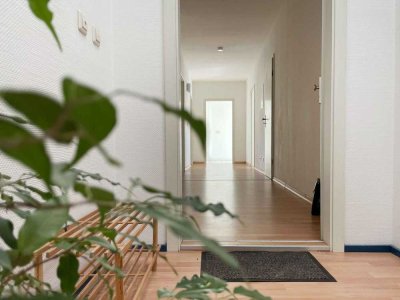 Ganz oben in der südlichen Innenstadt. Individuelle 2-Raum-Dachgeschoss-Wohnung...