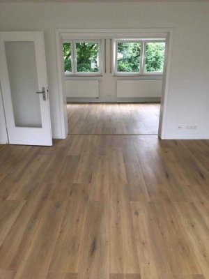 Schöne kernsanierte großzügige 4 Zimmer Wohnung in zentraler Wohnlage