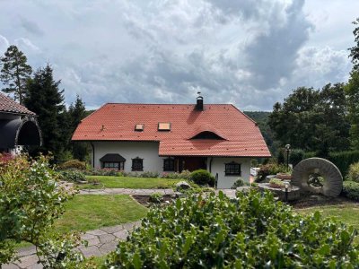 Repräsentative, freistehende Villa in herrlicher Süd-Aussichtslage mit großem Garten und Pool