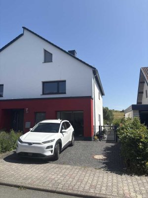 Blick auf den Taunus: Modernisierte DHH mit Garten am Ortsrand von Wehrheim