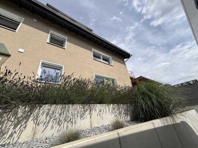 Modernisierte Wohnung mit drei Zimmern sowie Terrasse und EBK in Seeheim-Jugenheim