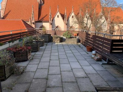 Theaterstraße: Erstbezug nach Renovierung - 4-Zimmer Altbauwohnung mit großer Dachterrasse