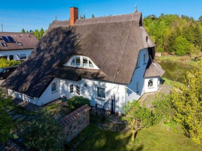 Reetgedecktes Landhausidyll mit Gartenparadies am Teich