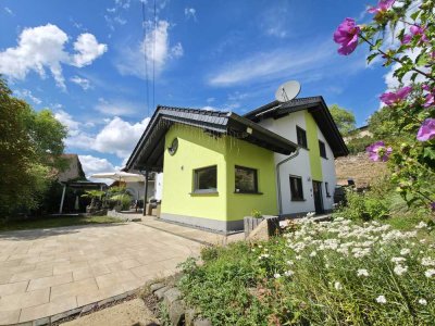 Zwei Einfamilienhäuser auf einem großzügigen Grundstück