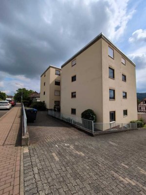 Ansprechende 3-Zimmer-EG-Wohnung mit Balkon, EBK und Garage in Rotenburg