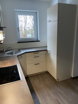 Neuwertige 2-Raum-Erdgeschosswohnung mit Balkon und Einbauküche in Nördlingen