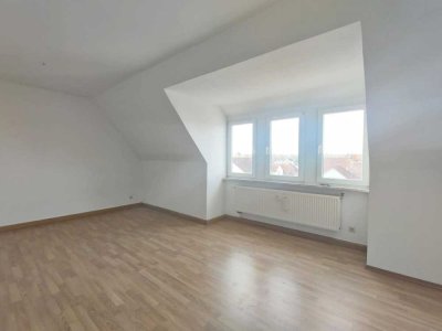 1-Zimmer Dachgeschosswohnung mit großem Wohn/Schlafzimmer ideal für  Singles