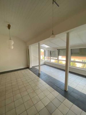 Ruhige 2-Raum-DG-Wohnung mit gehobener Innenausstattung und Einbauküche in Unterhaching Nähe S-Bahn
