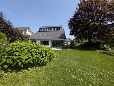 Wohnhaus mit parkähnlichem Garten