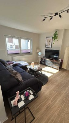 Sanierte Doppelhaushälfte mit Nebengebäude, Hof und Außenstellplatz