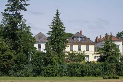 Freistehendes Sechsfamilienhaus, 6 Garagen, Carport