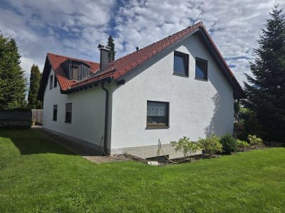 Wohnhaus mit zwei Einheiten und großzügigem Garten