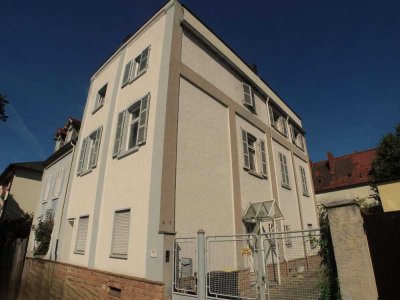Solides, großzügiges und  familienfreundliches Wohnen mit gemütl. ELW/Büro, in ruhiger Stadtlage !