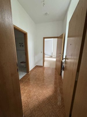 3- Raum-Maisonette-Wohnung frisch renoviert mit Badwanne und Balkon