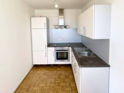 Sonnige 2 ZIMMER-Wohnung, neuwertige Einbauküche, größeres Bad mit Wanne, extra WC, Lift!