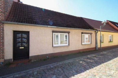 Wohnen in urbaner Lage: Reihenmittelhaus mit 3 Räumen in Gnoien