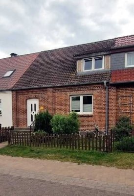 BÖRS-Immobilien ++ Reihenmittelhaus in Warbende
bei Neustrelitz – südliches Mecklenburg