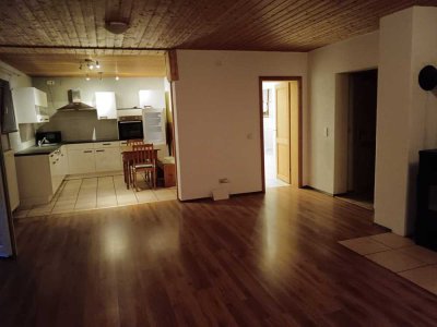 Gemütliche 3-Zimmer-Wohnung mit Holzofen, moderner Küche und Stellplätzen in ruhiger Lage