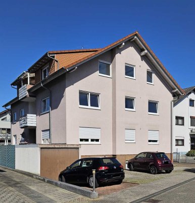 Helle Dachgeschosswohnung mit Tageslichtbad, Balkon und Garage