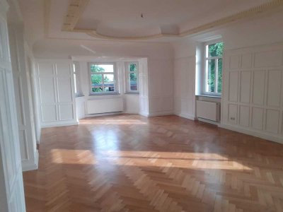 Stilvolle Altbauwohnung im Erdgeschoss mit Stuckdecke einer beeindruckenden Villa