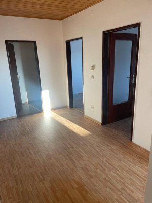 RUHIGE ANWOHNERSTRASSE MIT BLICK AUF DEN KALVARIENBERG