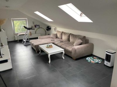 Neuwertige Wohnung mit zwei Zimmern und Balkon in Bergheim