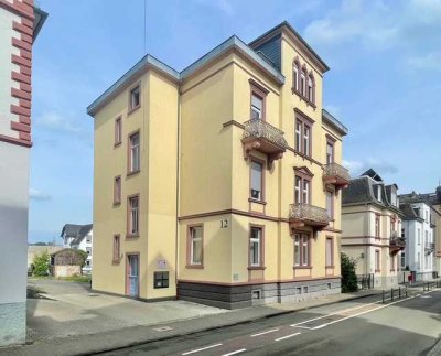 Hochwertig sanierte 4 Zimmer Altbauwohnung mit Balkon in top Lage