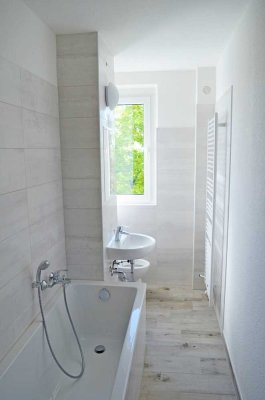 sanierte 4-Raum-Wohnung mit Balkon, Badewanne und 2 PKW-Stellplätzen! Bezug ab 01.09.25 möglich!