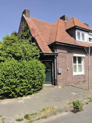PREISREDUZIERUNG!! Charmantes, vermietetes, teilweise modernisiertes Reihenendhaus mit Garage
