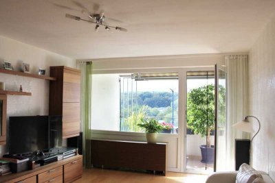 Stilvolle, modernisierte 2-Zimmer-Wohnung mit Balkon und Einbauküche direkt vom Eigentümer !