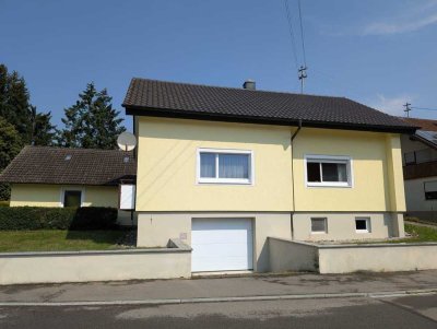 Einfamilienhaus mit großem Grundstück & Doppelgarage