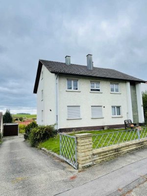 Zweigeschossiges Zweifamilienhaus, voll unterkellert mit Kellergarage und großem sonnigen Garten